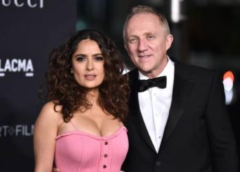 Salma Hayek le recomienda «no dejar de tocar a su marido»