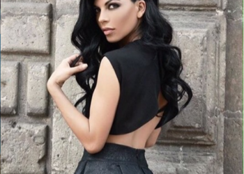 África Zavala impacta con su mini cintura