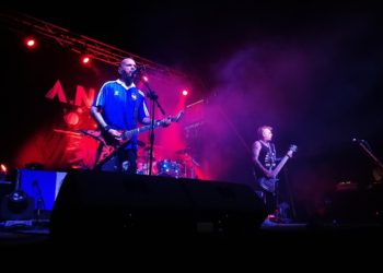 Andrés Giménez vocalista de A.N.I.M.A.L. utilizando una camisa de la selección de El Salvador que recibió de alguien del público, a su lado Cristian Lapolla en el bajo. FOTO/Carlos Ramos