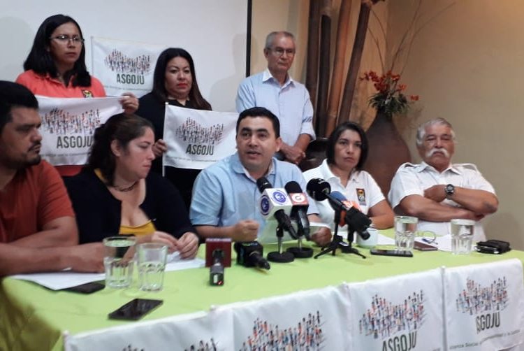 Piden destitución de magistrados que exoneraron a Ana Vilma de Escobar por presunto enriquecimiento ilícito