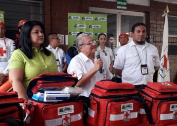 Fedecrédito entrega kits de primeros auxilios a Cruz Roja