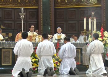 Feligreses católicos acuden a misa Crismal para renovar votos