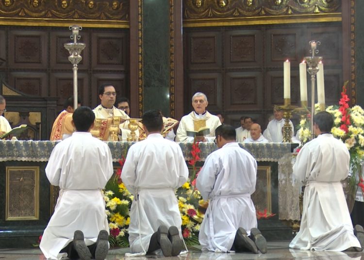 Feligreses católicos acuden a misa Crismal para renovar votos