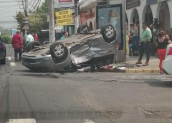 Conductor que habría irrespetado la luz roja del semáforo provocó serio accidente en col. Escalón