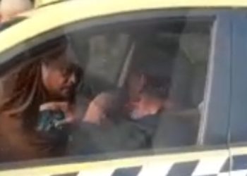 VIDEO | Captan en cámara a 3 sujetos al momento que agreden a taxista sobre carretera a Comalapa