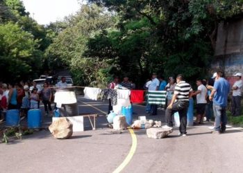 (VIDEO) Habitantes de varias comunidades bloquean el paso en la calle El Guaje