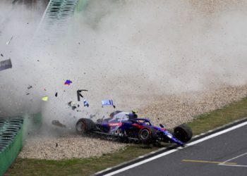 (VIDEO) Piloto de Fórmula 1 choca a 200 km/h y resulta ileso