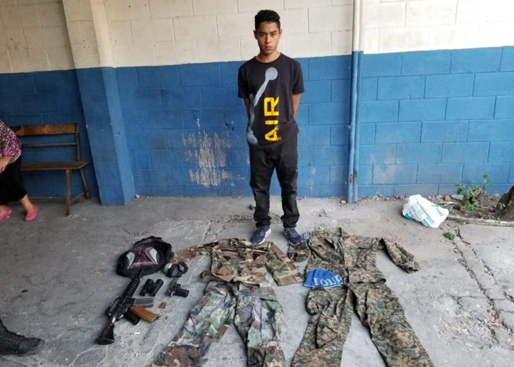 PNC detiene a pandillero con fusil AR-15 y uniformes de la Fuerza Armada