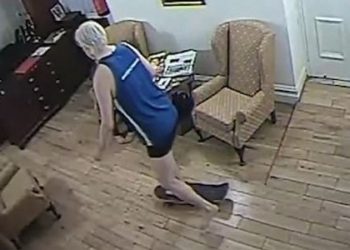 Julian Assange en patineta y en ropa interior en la embajada de Ecuador