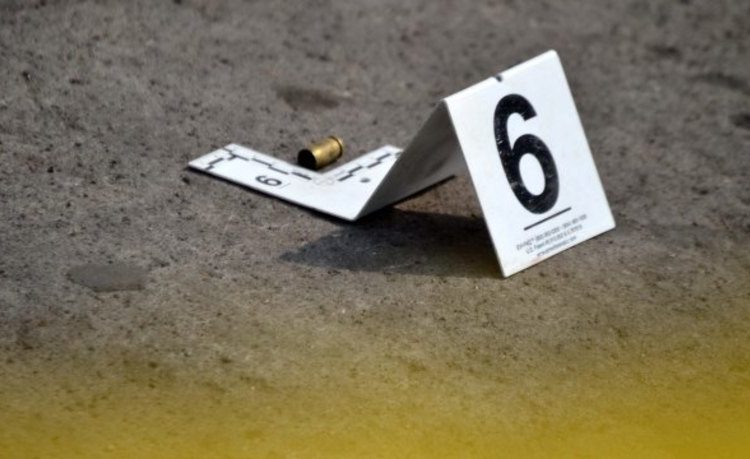 Asesinan a dos hombres que bebían cervezas en colonia Los Santos de Soyapango