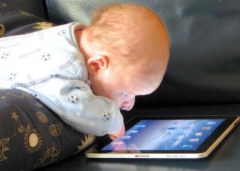 La OMS recomienda no exponer a niños menores de un año a pantallas electrónicas