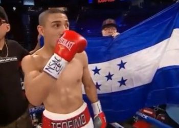 El boxeador Teófimo López causa polémica por rechazar la bandera de Honduras tras ganar pelea