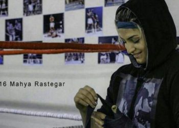 Irán ordena arresto a la primera boxeadora del país por pelear en Francia sin portar el hijab
