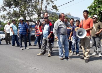 Buseros y microbuseros desisten abandonar sus trabajos e irse en caravana a EE.UU.