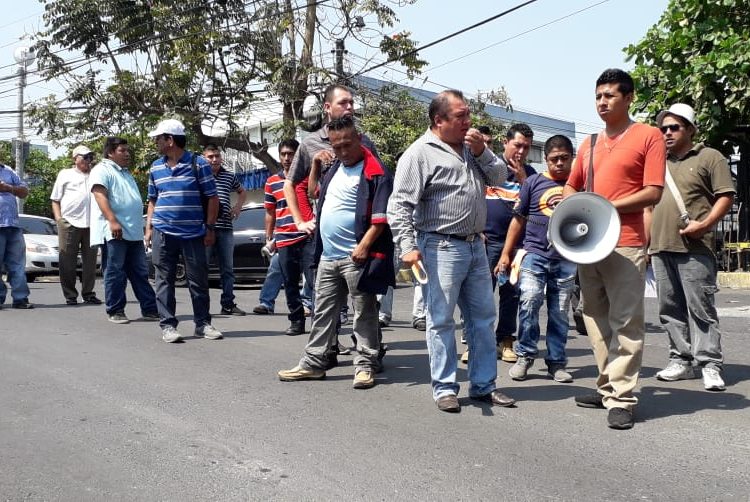 Buseros y microbuseros desisten abandonar sus trabajos e irse en caravana a EE.UU.