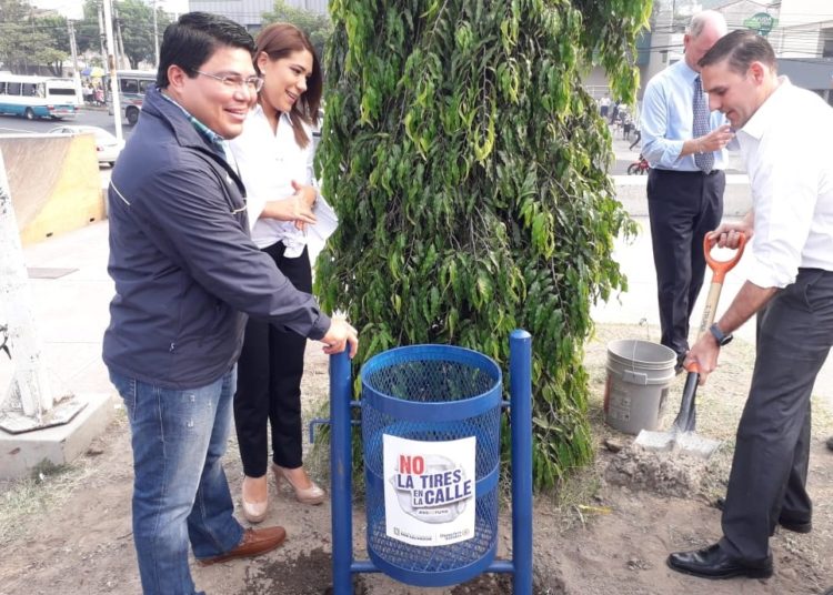 Alcaldía de S.S., Mayteé Iraheta y embajador de Gran Bretaña hacen frente para limpiar playas, ríos y lagos
