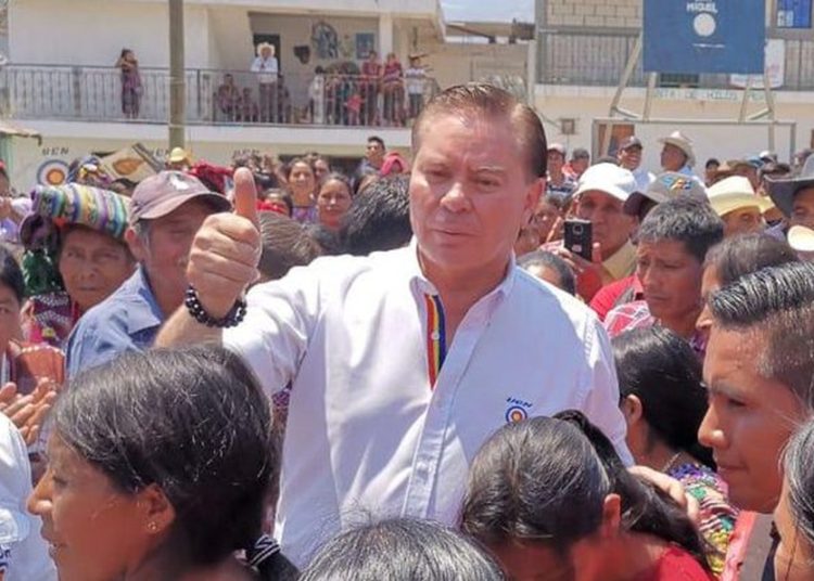 Un yate y dólares falsos: así atrapó la DEA al candidato presidencial de Guatemala acusado de corrupción