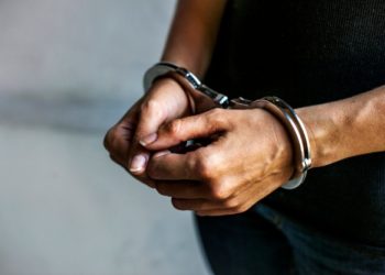 Soldado de Fuerzas Especiales es capturado por robar en un negocio de la Calle Gerardo Barrios