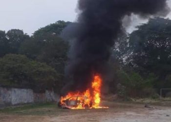 (VIDEO) Subinspector y agente de la PNC lesionados al explotar vehículo en Soyapango