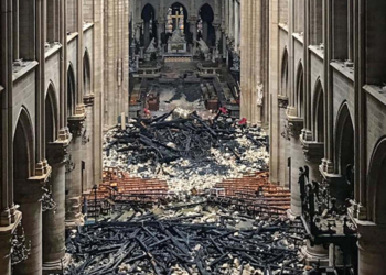 Los bomberos dan por extinguido el incendio de Notre Dame de París