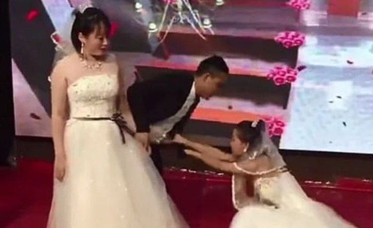 (VÍDEO) Mujer irrumpe en boda del ex para rogarle que regresé con ella