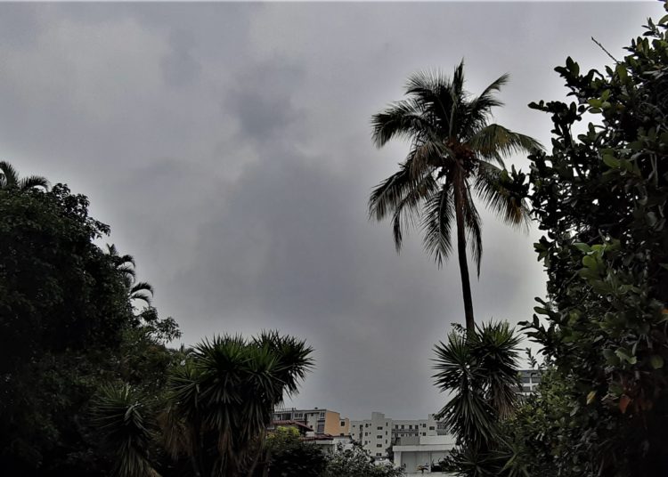 Cielo nublado con ambiente muy cálido para este día
