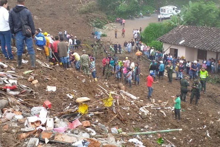 Alud de tierra deja al menos 14 muertos en Colombia