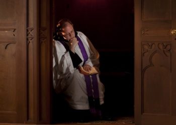 Sacerdotes en Barcelona son dados de baja por practicar esoterismo y sexo