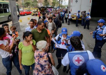 Largas filas en Caracas para acceder a la ayuda humanitaria de la Cruz Roja
