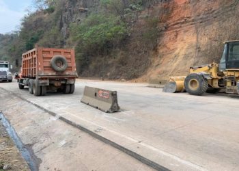 Habilitan paso en un sentido de la carretera Los Chorros