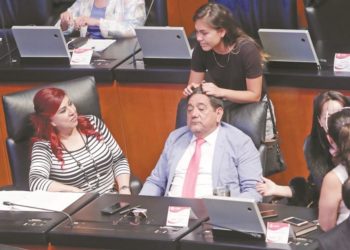 Hacen “piojito” a diputado mexicano durante sesión del Senado