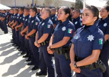 (VIDEO) Conductor mexicano piropea a una oficial y esta le lanza un beso