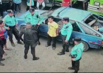 (VIDEO) Hombre estrella su vehículo contra un puesto de ventas del centro de San Miguel
