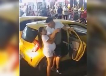 (VIDEO) Mujer embarazada soprende a su pareja cuando llegaba a una fiesta con su amante