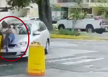 Atropella y apuñala a su esposa frente a policías en México
