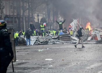 Marcha “chalecos amarillos” termina en disturbios en Francia