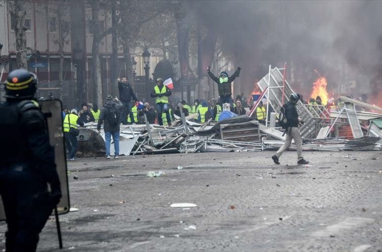 Marcha “chalecos amarillos” termina en disturbios en Francia