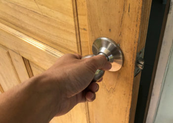 Llama a la puerta equivocada al confundirse de apartamento y lo matan de un tiro