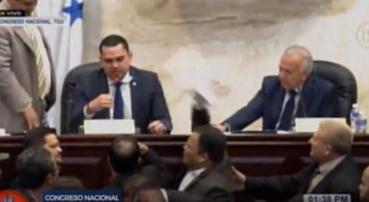Diputados hondureños casi se van a golpes por proyecto de Ley