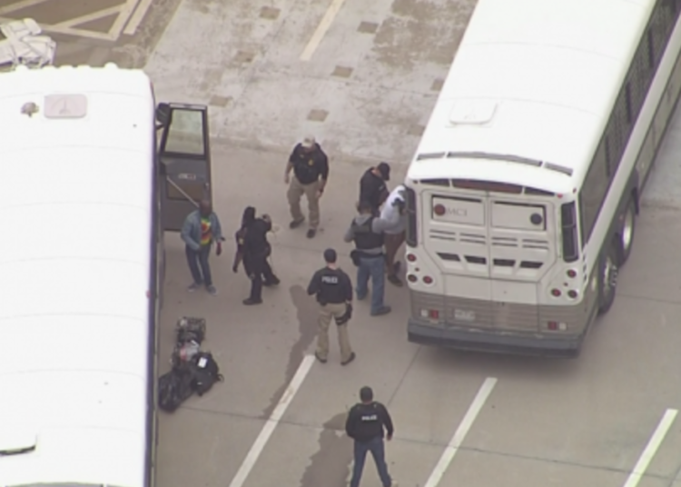 Agentes migratorios detienen a más de 200 migrantes en una empresa de Texas