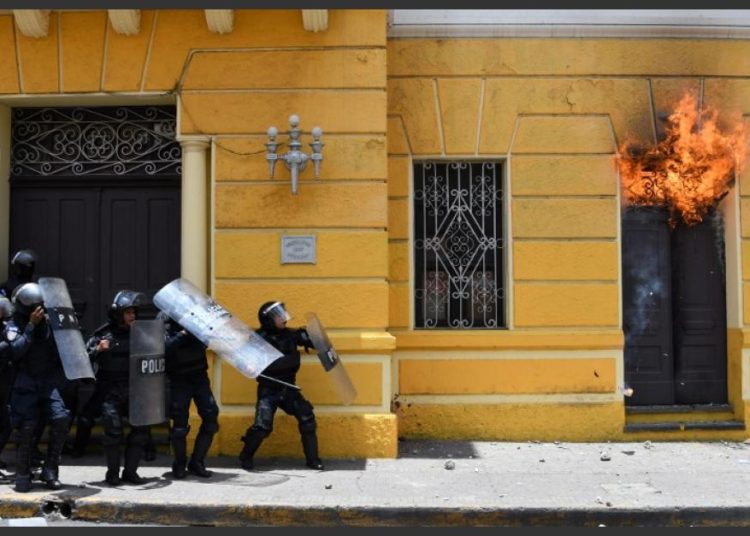 En jornada de protestas, la alcaldía de Tegucigalpa sufre daños por incendio