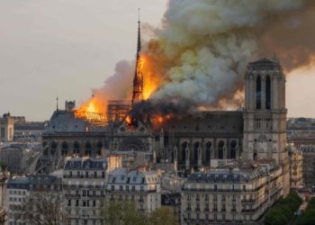 La policía francesa halla colillas de cigarros en andamios de la Catedral de Notre Dame