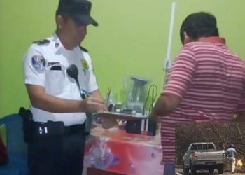 Ubican a hombre que tiró basura en carretera y PNC hace cumplir ordenanza municipal de San Miguel