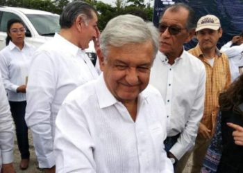 Pobladores de Oaxaca interceptan caravana de López Obrador y reclaman falta de trabajo