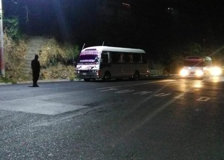 Hieren de bala a motorista y a un pasajero de microbús de la ruta 6