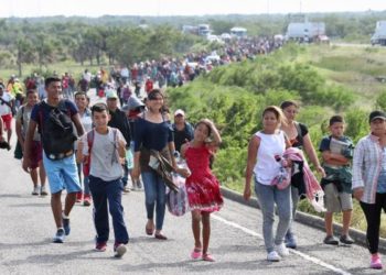 Detienen cientos de migrantes que viajaban en caravana en México
