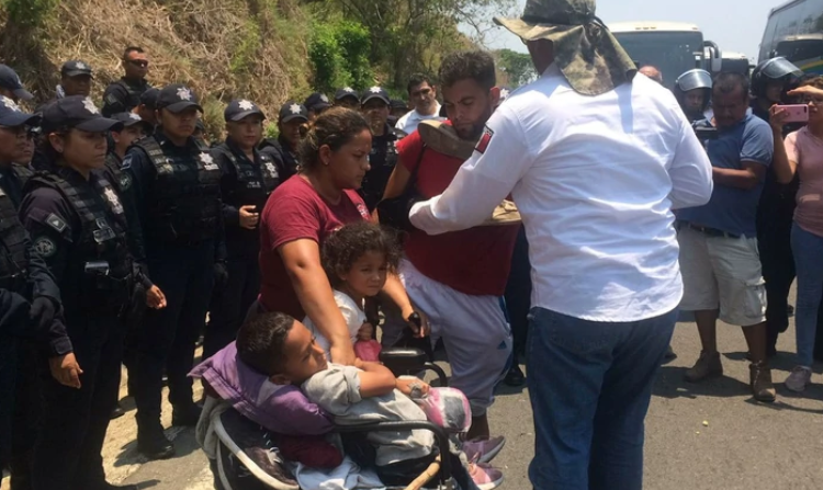 México desarticula por primera vez una caravana de migrantes centroamericanos
