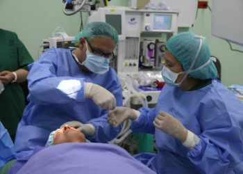 Médicos cubanos en lupa de FGR por laborar sin permiso