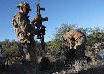 Milicianos detienen a inmigrantes centroamericanos en frontera de EE.UU y México