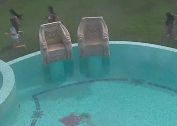 (Vídeo) Modelos huyen en bikini a causa de un canguro